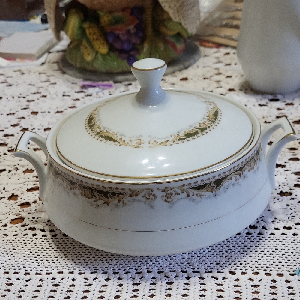 Signature Collection Queen Anne Covered Vegatable Tureen